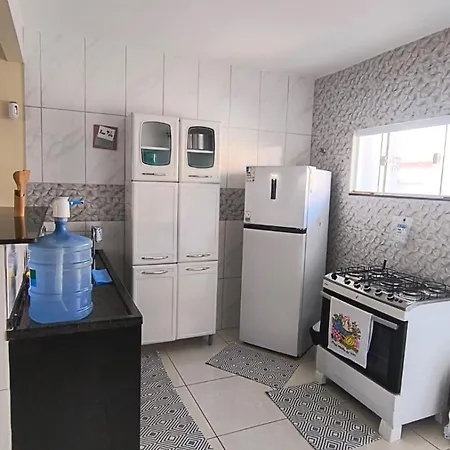 Casa com piscina a 500m da praia em Unamar-2